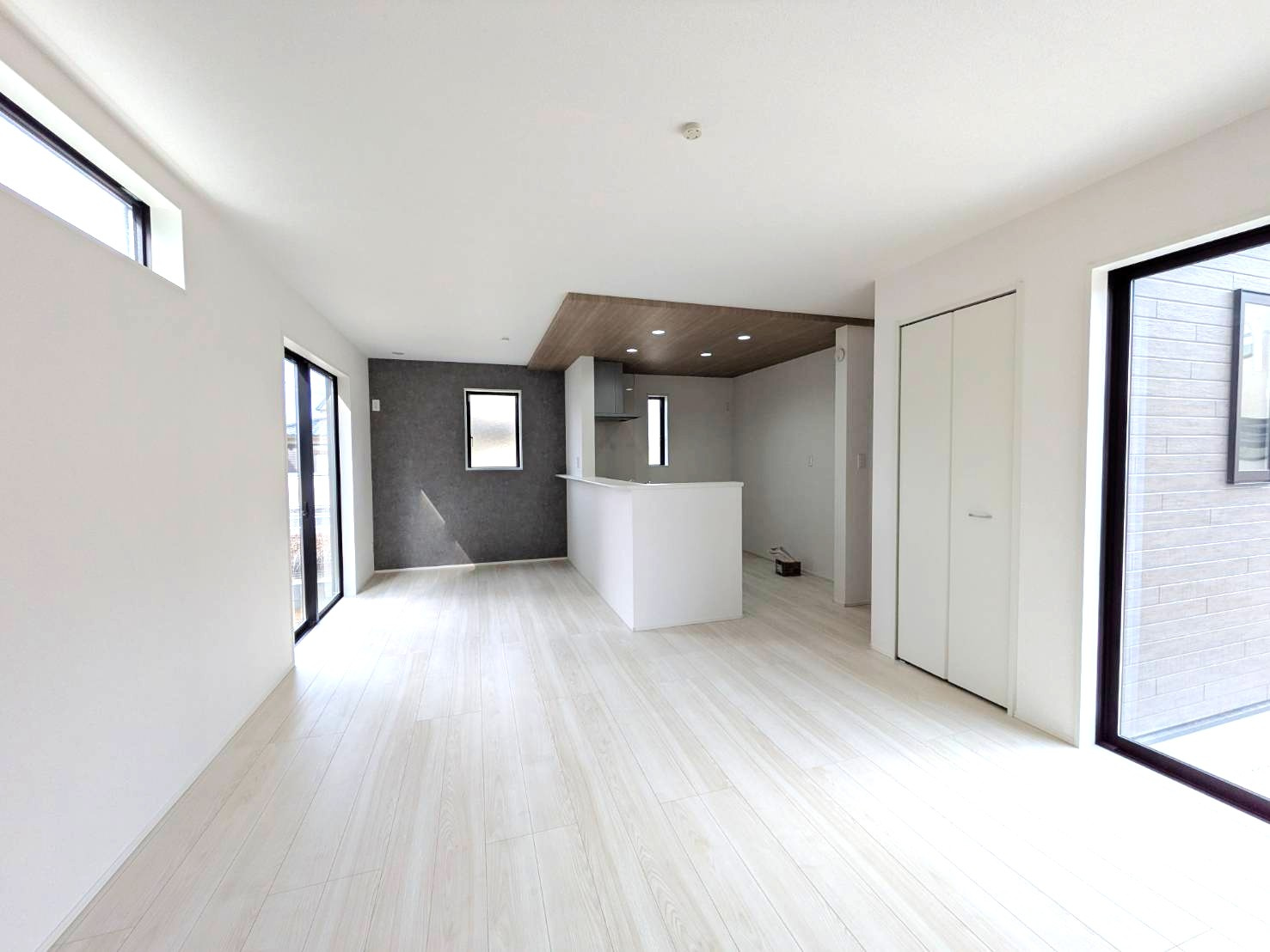 岡山市南区藤田7期①号棟グラファーレの居間・リビング|◆LDKは16帖の明るいお部屋でパントリーも付いています！