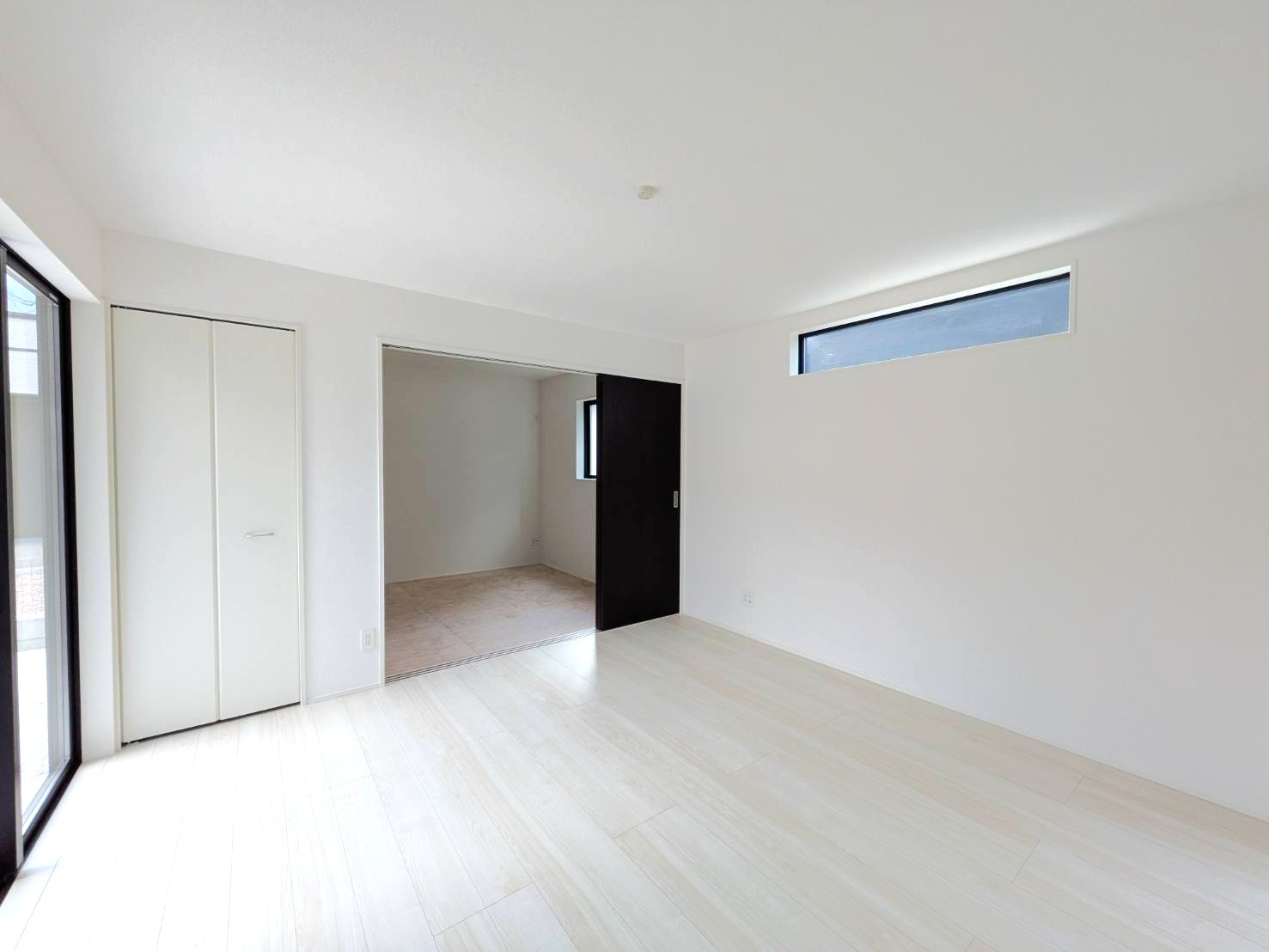 岡山市南区藤田7期①号棟グラファーレの洋室|◆別角度からのLDKの様子です。