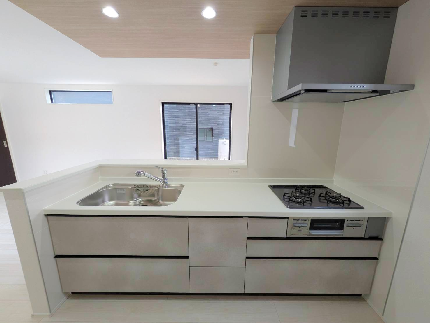 岡山市南区藤田7期①号棟グラファーレのキッチン|◆対面式なのでリビングにいるご家族と会話しながらお料理ができますね！