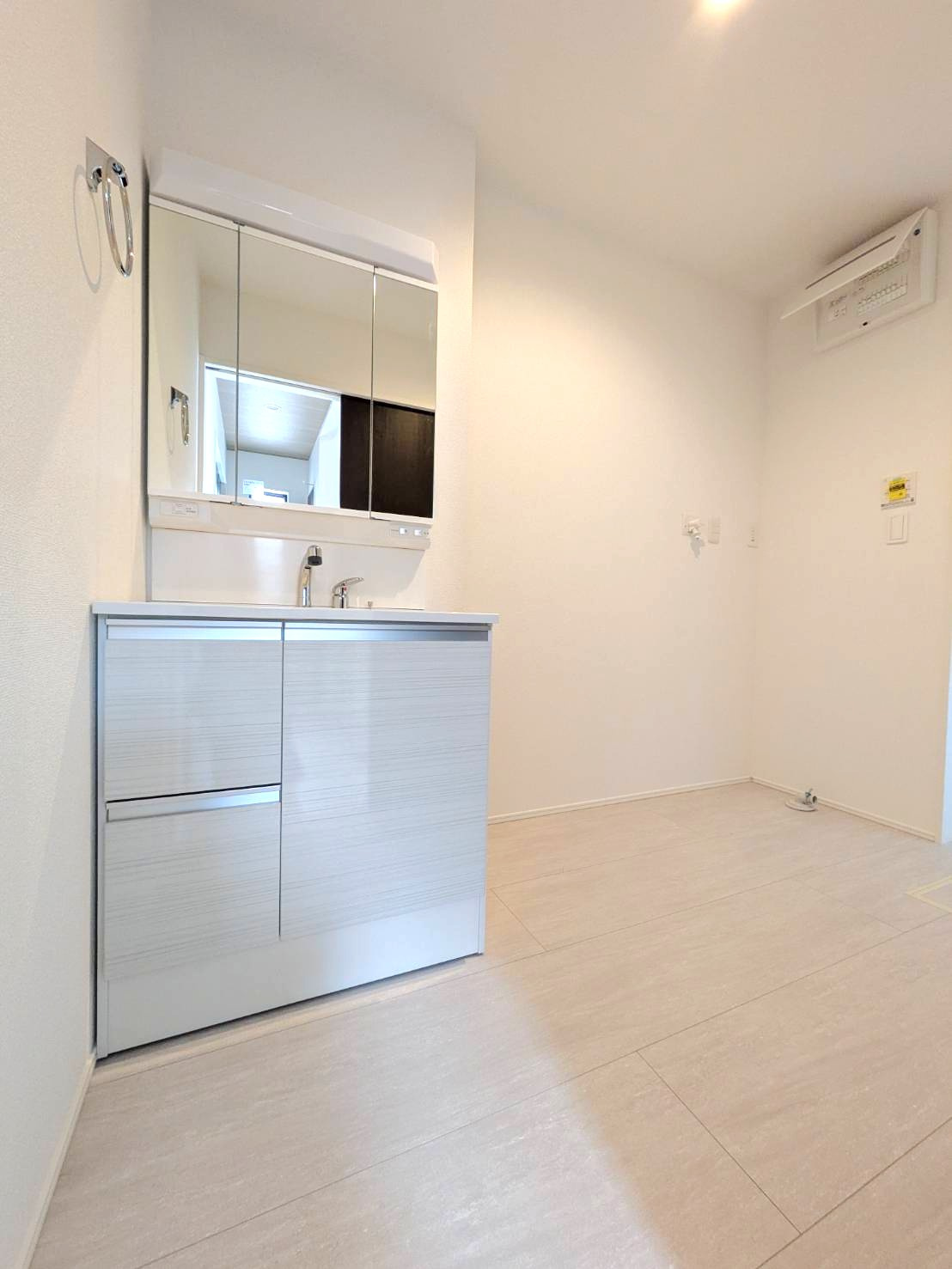 岡山市南区藤田7期①号棟グラファーレの独立洗面台|◆洗面台とランドリースペースです。