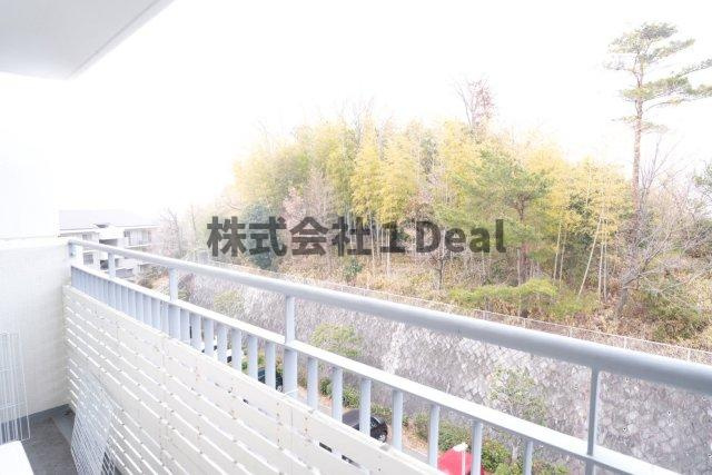 千里緑丘第参九号棟のバルコニー
