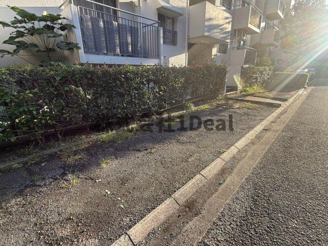 千里緑丘住宅　第参九号棟の駐車場|専用駐車場完備(無料)
