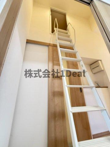 千里緑丘住宅　第参九号棟の収納|大容量ロフト収納完備(ハシゴはご使用されない時は玄関横に収納スペースございます)