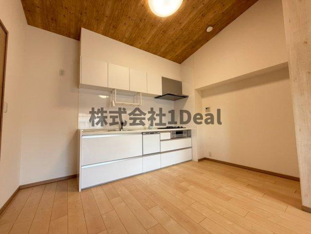 千里緑丘住宅　第参九号棟のキッチン|冷蔵庫や食器棚も広々設置していただけます♪