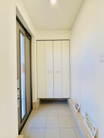 高崎市箕郷町白川の玄関|大容量シューズボックス付きの玄関♪