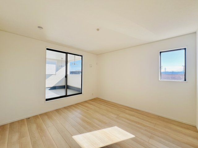 高崎市箕郷町白川の洋室|8帖の洋室は、WIC付きでお部屋もスッキリと♪