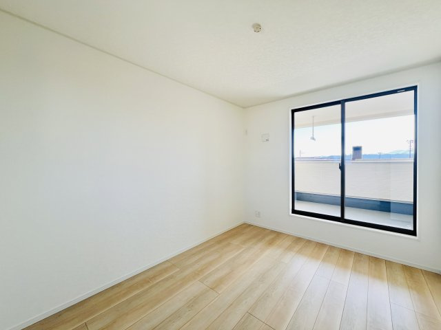 高崎市箕郷町白川の洋室|バルコニーへも行き来できる洋室◎