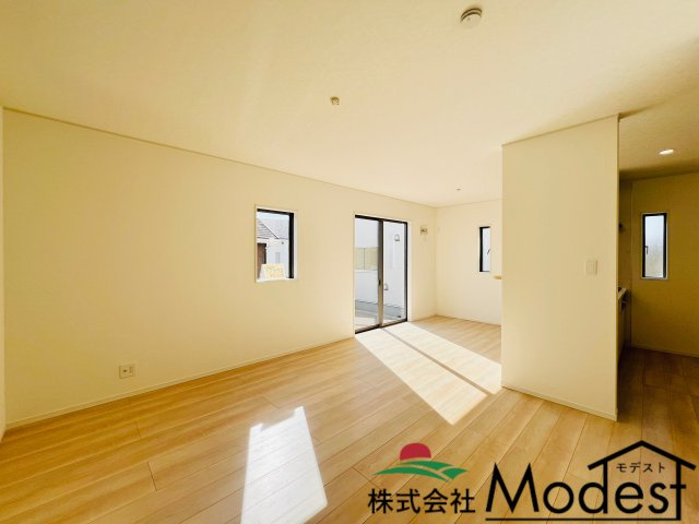 高崎市箕郷町白川の居間・リビング|明るいリビングは、16帖で広々空間♪