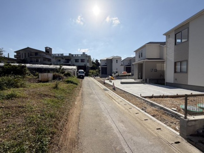 【前面道路含む現地写真】 | うるま市栄野比（全4棟）C号棟 | ※南東側4m♪