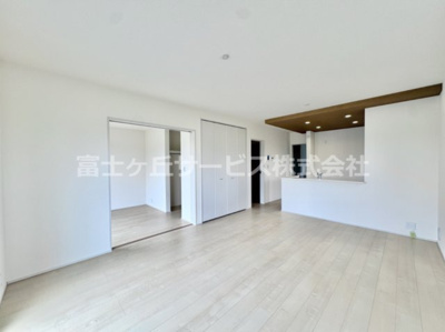 【居間・リビング】 | 湖西市新居町新居 16期 新築一戸建て 2号棟  | ＬＤＫです