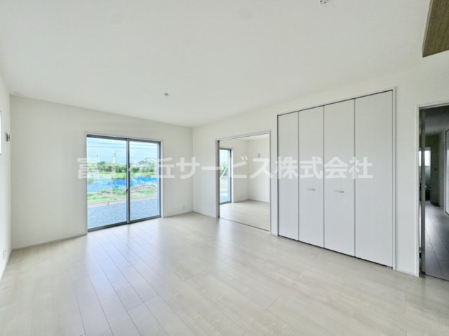 【居間・リビング】 | 湖西市新居町新居 16期 新築一戸建て 2号棟  | ゆったりとした居間です