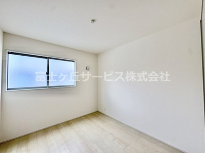【洋室】 | 湖西市新居町新居 16期 新築一戸建て 2号棟  | 明るい洋室です