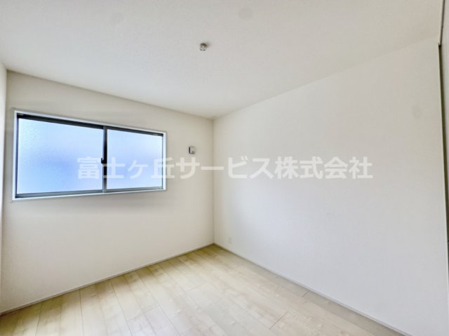【洋室】 | 湖西市新居町新居 16期 新築一戸建て 2号棟  | 明るい洋室です