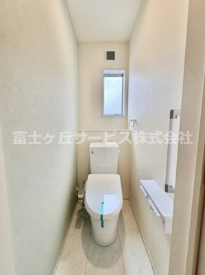 【トイレ】 | 湖西市新居町新居 16期 新築一戸建て 2号棟  | 落ち着いた色調のトイレです