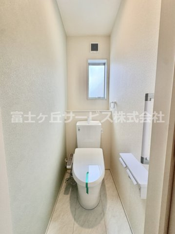 【トイレ】 | 湖西市新居町新居 16期 新築一戸建て 2号棟  | 落ち着いた色調のトイレです