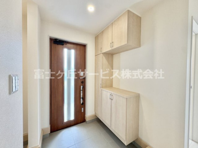 【玄関】 | 湖西市新居町新居 16期 新築一戸建て 2号棟  | 明るい玄関です