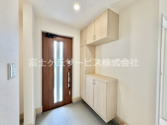 【玄関】 | 湖西市新居町新居 16期 新築一戸建て 2号棟  | 明るい玄関です