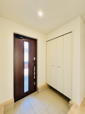 高崎市箕郷町白川の玄関|大容量シューズボックス付きの玄関♪