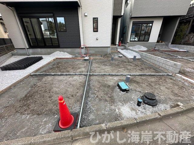 藤沢市片瀬４丁目　新築戸建　全２棟の駐車場|2月12日撮影　外構工事中　駐車スペース