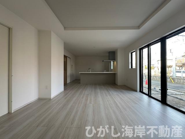 藤沢市片瀬４丁目　新築戸建　全２棟の居間・リビング|19帖　床暖房付LDK