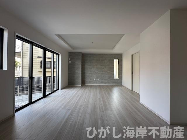藤沢市片瀬４丁目　新築戸建　全２棟の居間・リビング|19帖　床暖房付LDK