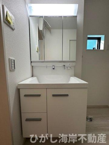 藤沢市片瀬４丁目　新築戸建　全２棟の独立洗面台|三面鏡化粧台