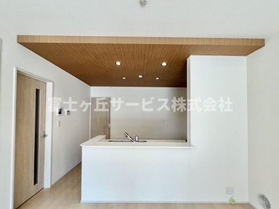 【キッチン】 | 磐田市豊浜中野 3期 新築一戸建て 1号棟 | 前から見たキッチンです