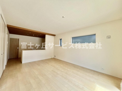 【居間・リビング】 | 磐田市豊浜中野 3期 新築一戸建て 1号棟 | リビングダイニングです