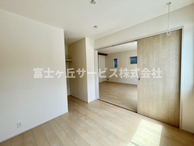 【洋室】 | 磐田市豊浜中野 3期 新築一戸建て 1号棟 | リビング横の洋室です