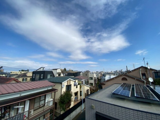 【展望】 | 落ち着いた住宅街を見渡す穏やかな風景。周囲との距離も確保されており、プライバシーを守りながら開放感を楽しめます。夜には家々の明かりが灯り、日中とは異なる静寂で温かな景色が家族を癒やしてくれます！