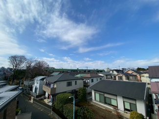 【展望】 | 青空が大きく広がる開放的なパノラマビュー。高い建物が少なく、心地よい陽光と風を感じられます。季節の移ろいや雲の流れを眺めながら、お気に入りの椅子に座ってホッと一息つく、心豊かな時間を過ごせます♪