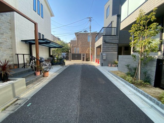 【前面道路含む現地写真】 | 幅員約4.0mの開放感ある平坦な前面道路。車の出し入れもスムーズに行える広さがあり、小さなお子様との通行も安心です。統一感のある街並みが、穏やかで心地よい住環境を物語っています。