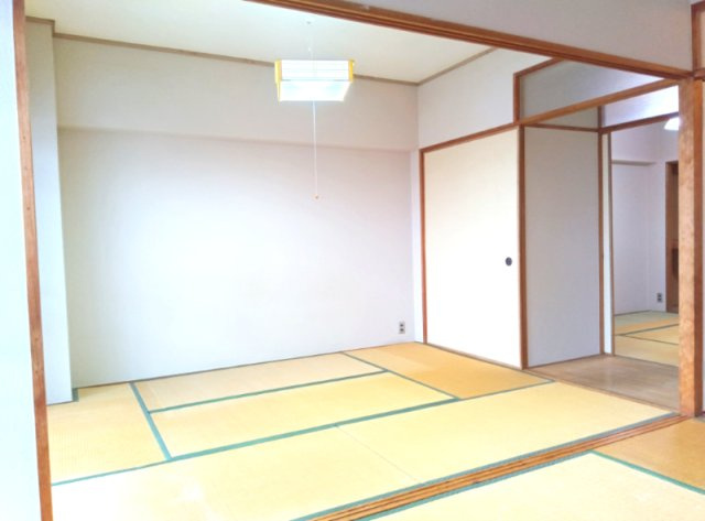 ローレルハイツ宝塚壱号棟の和室|きれいな和室です