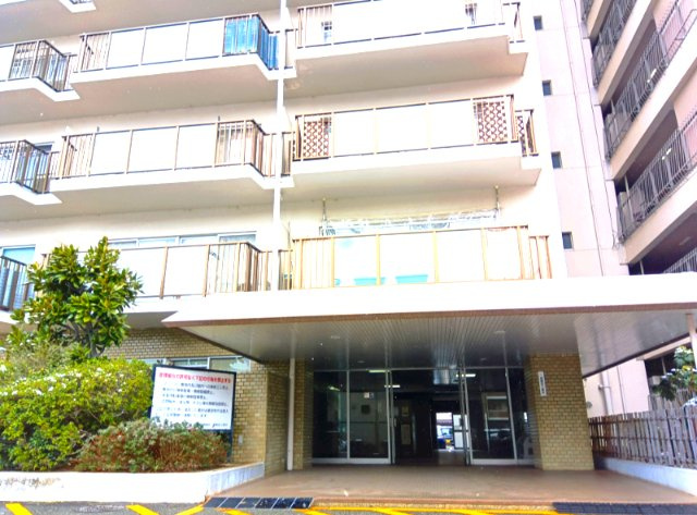 ローレルハイツ宝塚壱号棟|エントランス前、入口となります