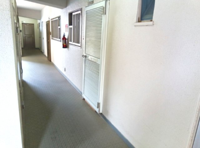 ローレルハイツ宝塚壱号棟のその他共用部分|玄関前の通路です。