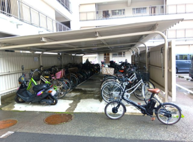 ローレルハイツ宝塚壱号棟の駐車場