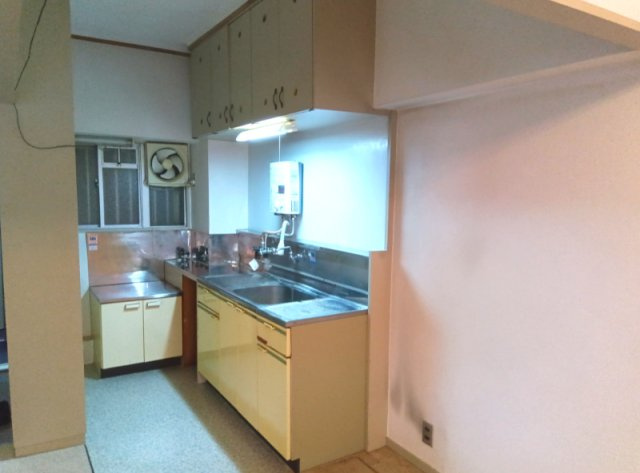 ローレルハイツ宝塚壱号棟のキッチン|コンパクトなキッチンで掃除もラクラク