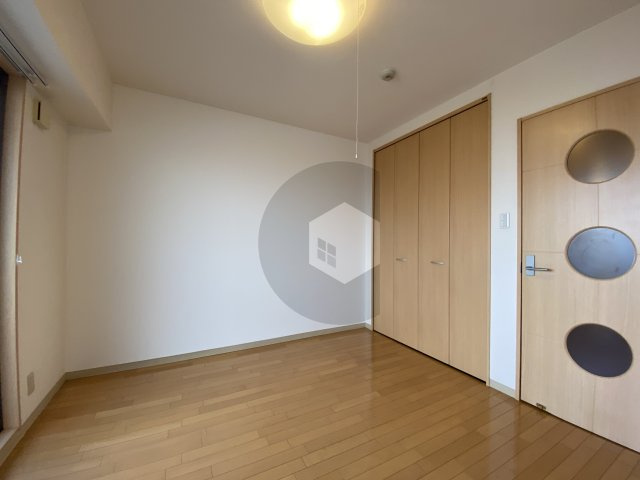 セレブ布施東の洋室