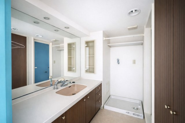 志木北野の独立洗面台|明るくワイドな洗面スペースは、使いやすさを徹底的に追求した設計です。忙しい朝も快適に自然と笑顔がこぼれる心地よいひとときを叶えます。毎日の身支度がスムーズに整う、家族みんなに優しい空間です。