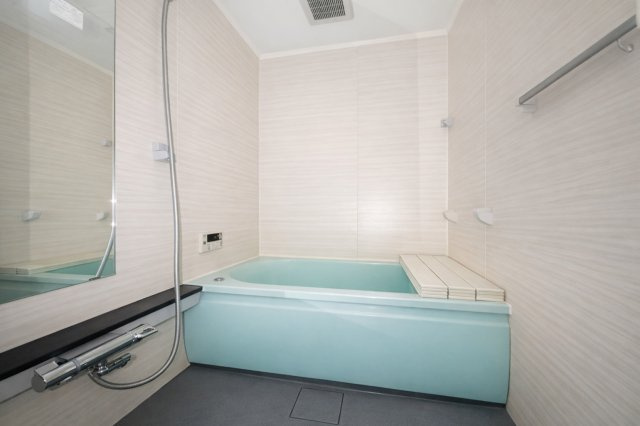 志木北野の浴室|家族みんなの疲れをやさしく包み込む、広々とした癒しのバスルーム。ゆったりとくつろげる空間で、日々のストレスもすっと解きほぐされる、心身ともにリラックスできるひとときをお届けします。