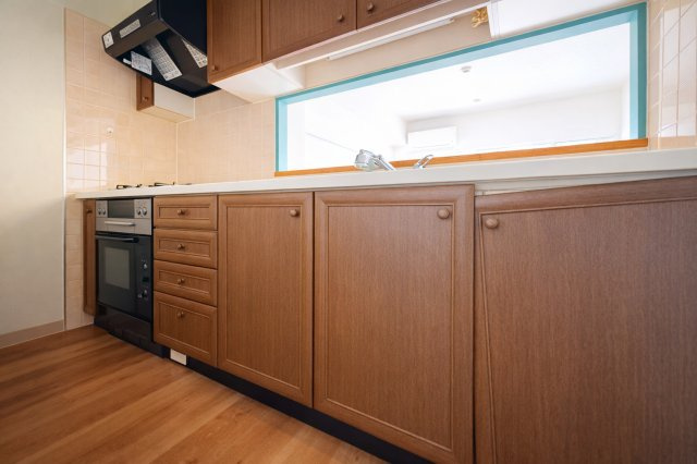 志木北野のキッチン|使い勝手の良さとデザイン性を兼ね備えたキッチンは、料理好きの方にも嬉しい仕様。手元が明るく、調理中も快適に過ごせ、家族との会話も自然と弾みます。