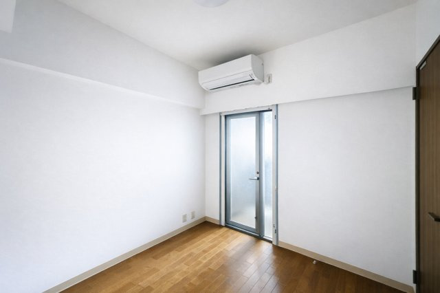 志木北野の洋室|たっぷりの自然光が差し込む洋室で、家族とのくつろぎ時間がいっそう心地よく広がる空間へ。