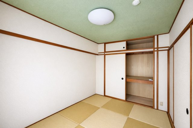 志木北野の和室|畳の香りがふんわり漂い、やわらかな自然光が差し込む和室は、日常の喧騒から解放される癒しの空間です。客間としても、お昼寝スペースとしても最適で、家族や訪れる人を温かく迎え入れます。