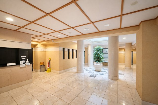 志木北野のロビー|訪れる人の足取りを自然とやわらげる、美しく整えられたロビー。洗練されたデザインと落ち着きが調和し、この空間が上質な暮らしの期待感を静かに高めてくれます。