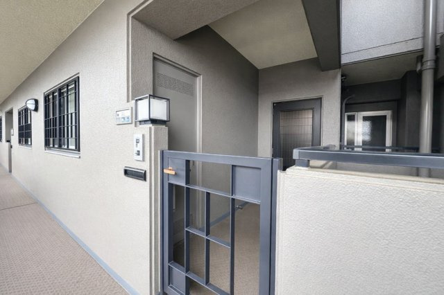 志木北野のエントランス|玄関までのアプローチに、さりげないこだわりとぬくもりを添えるポーチ。家に入るその瞬間から、心地よさが始まります。