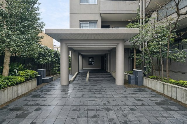 志木北野のエントランス|落ち着いた上質感あふれるエントランスが、家族の帰宅を温かく包み込みます。毎日の生活に安心感と特別な安らぎをもたらし、住まう方の心にゆとりと豊かさをもたらします。