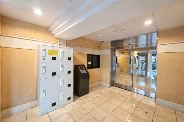 志木北野のロビー|ゆったりとした空気が流れるロビーは、日常の喧騒を忘れさせる穏やかな迎えの場です。柔らかな光と上質な素材が織りなす空間が、訪れるすべての人をやさしく包み込み、心安らぐひとときを演出します。