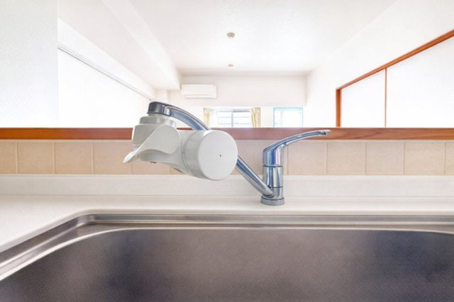 志木北野のキッチン|浄水機能付きの水栓は、安心でおいしい水がすぐ使える便利な設備。ハンドシャワーで使い勝手もよく、毎日の家事が快適になります。使い勝手と衛生面を両立した設計が、毎日の家事に小さな心地よさと楽しさをプラス。