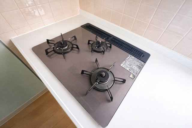 志木北野のキッチン|3口ガスコンロで、同時調理もスムーズに。忙しい毎日にうれしい機能です。ガラストップコンロはスタイリッシュなデザインで、掃除が簡単、汚れがつきにくいなどのメリットがあります。