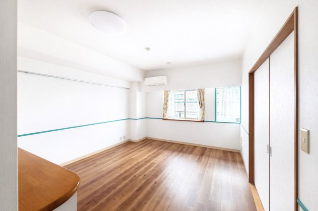 志木北野の洋室|陽射しがやわらかく差し込む洋室は、日々の疲れを癒す静けさに包まれたプライベート空間。お気に入りの家具をどこに置こうか、思い描くだけで自然と笑顔がこぼれます。─そんな温もりと可能性に満ちた一部屋です。